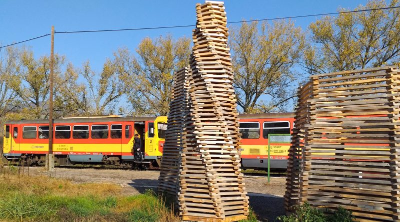Vasútállomás HelloWood installációval Golop